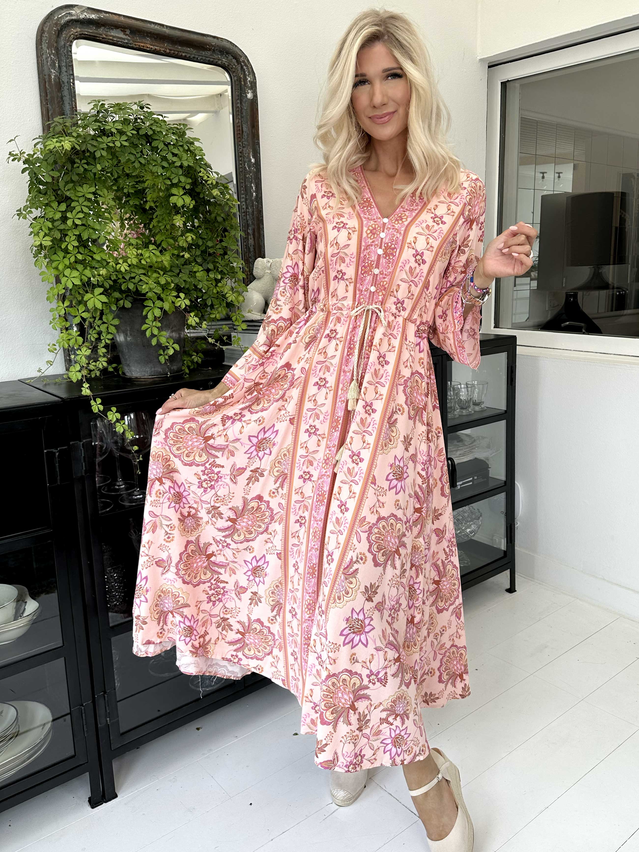 Victoria - Lång sommarklänning med knytband i midjan